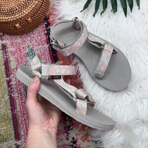 Teva Original Universal Sandal 8 Gray Pink Wildflower Floral Outdoor Hiking